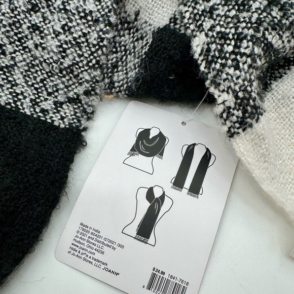 Hildie & Jo Black & White Plaid Scarf Blanket 28” x 76”NEW Winter Shawl Wrap - Picture 7 of 7